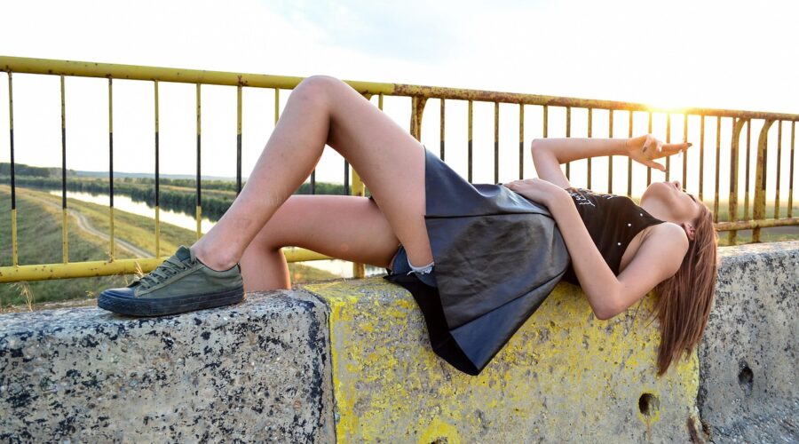 Stiluri de rochii și cum le poți purta cu adidași