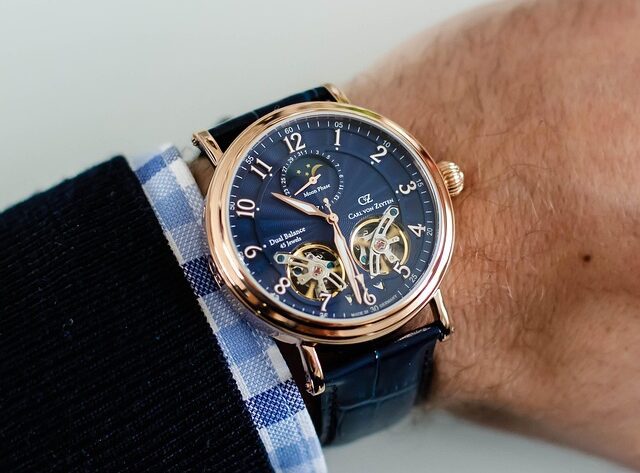 pe ce mână se poartă ceasul