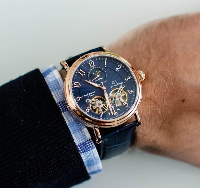 pe ce mână se poartă ceasul